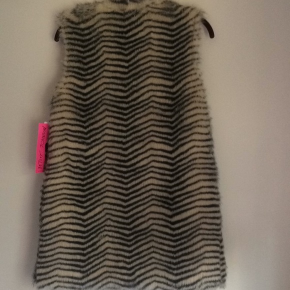 Betsey Johnson Trendy Faux Fur vest - Picture 3 of 6
